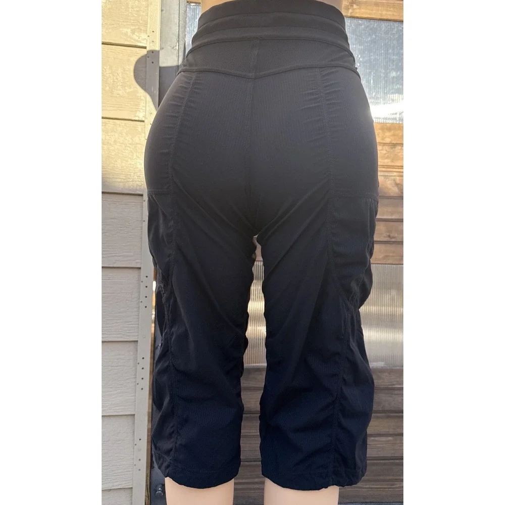 LULULEMON Pants Womens Size  8 Dance Studio Black Pinstriped Capri Cropped Cargo